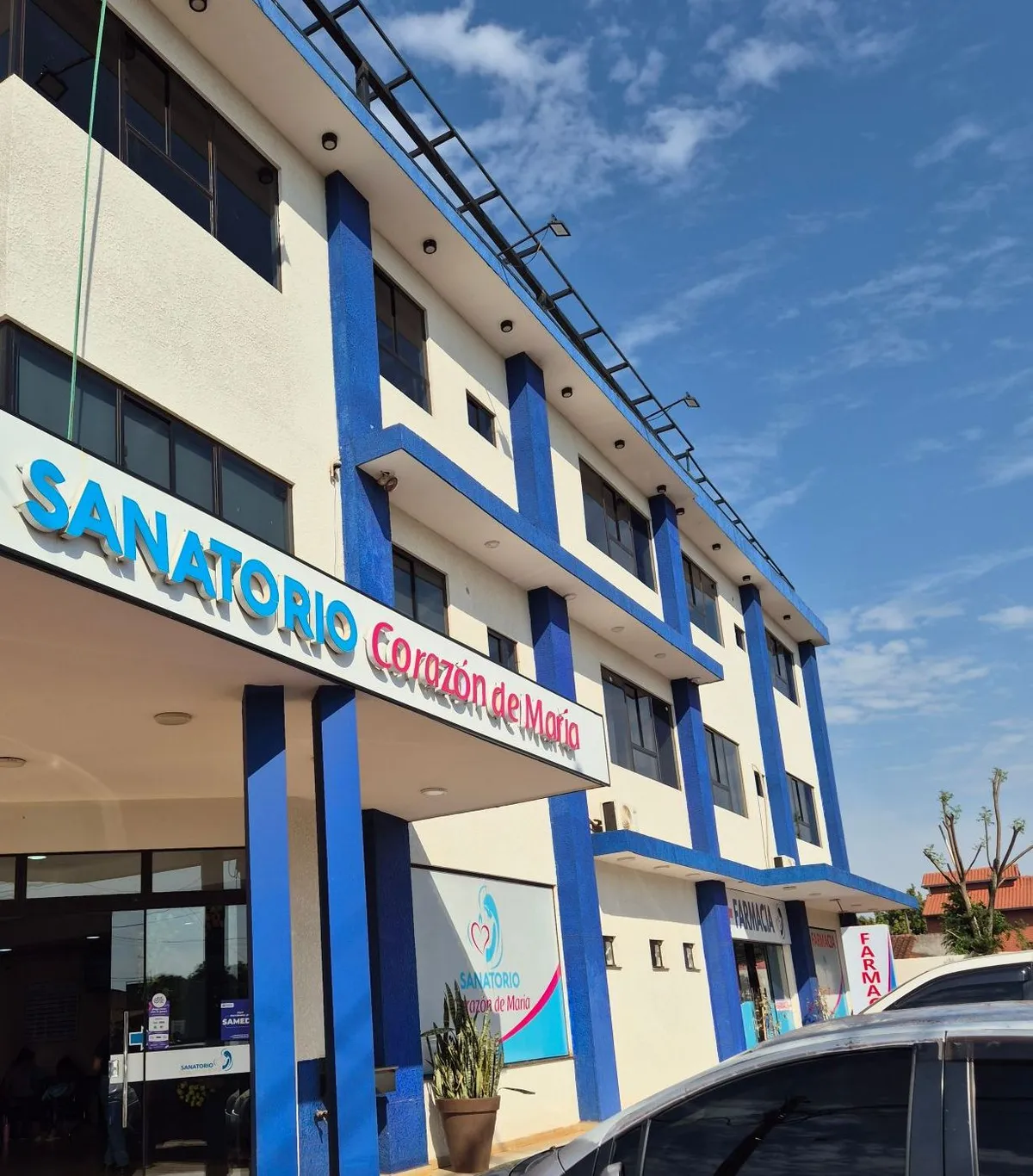 Entrada principal del Sanatorio Corazón de María, con su cartel y columnas azules
