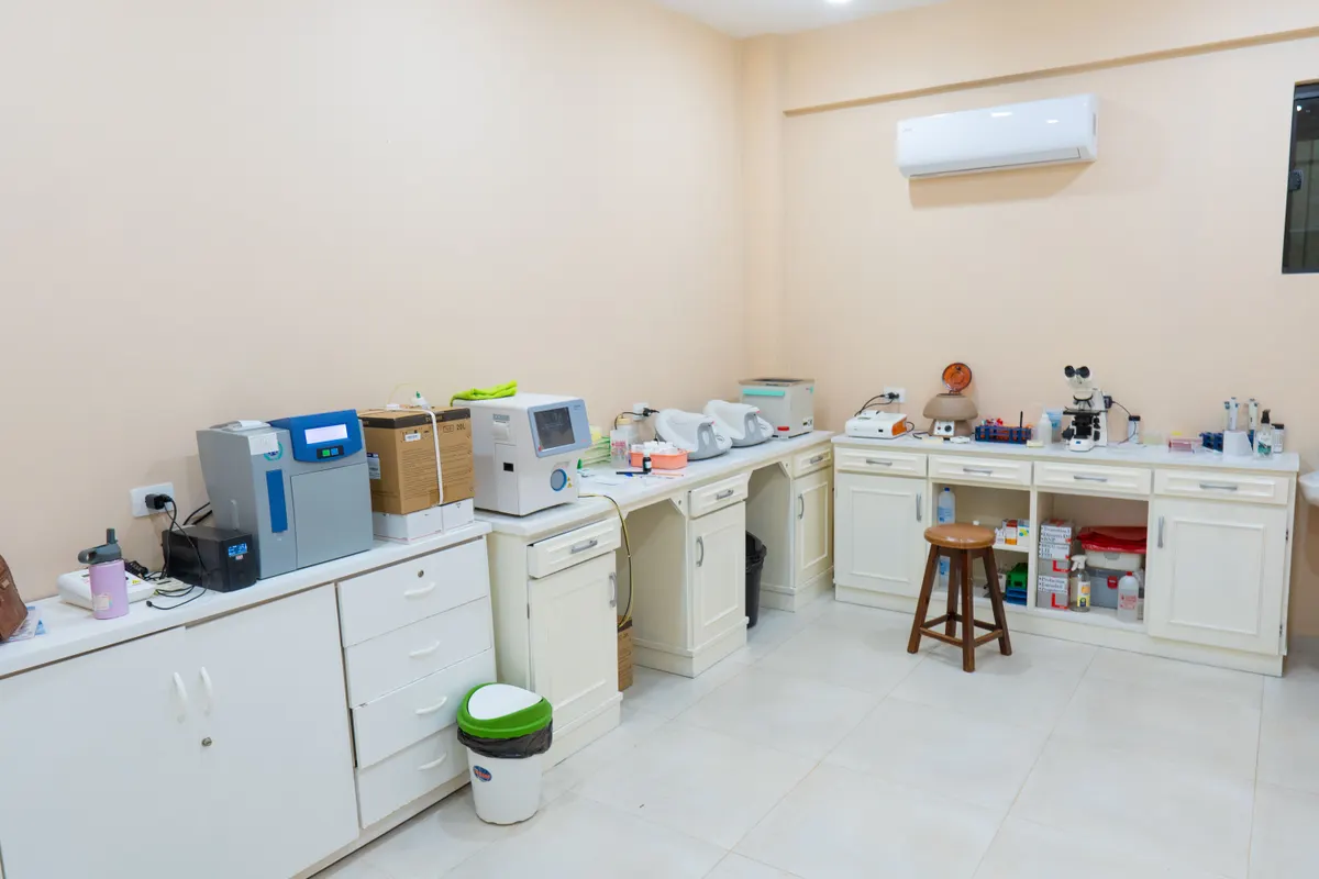 Sala de trabajo del laboratorio con equipos de análisis clínicos
