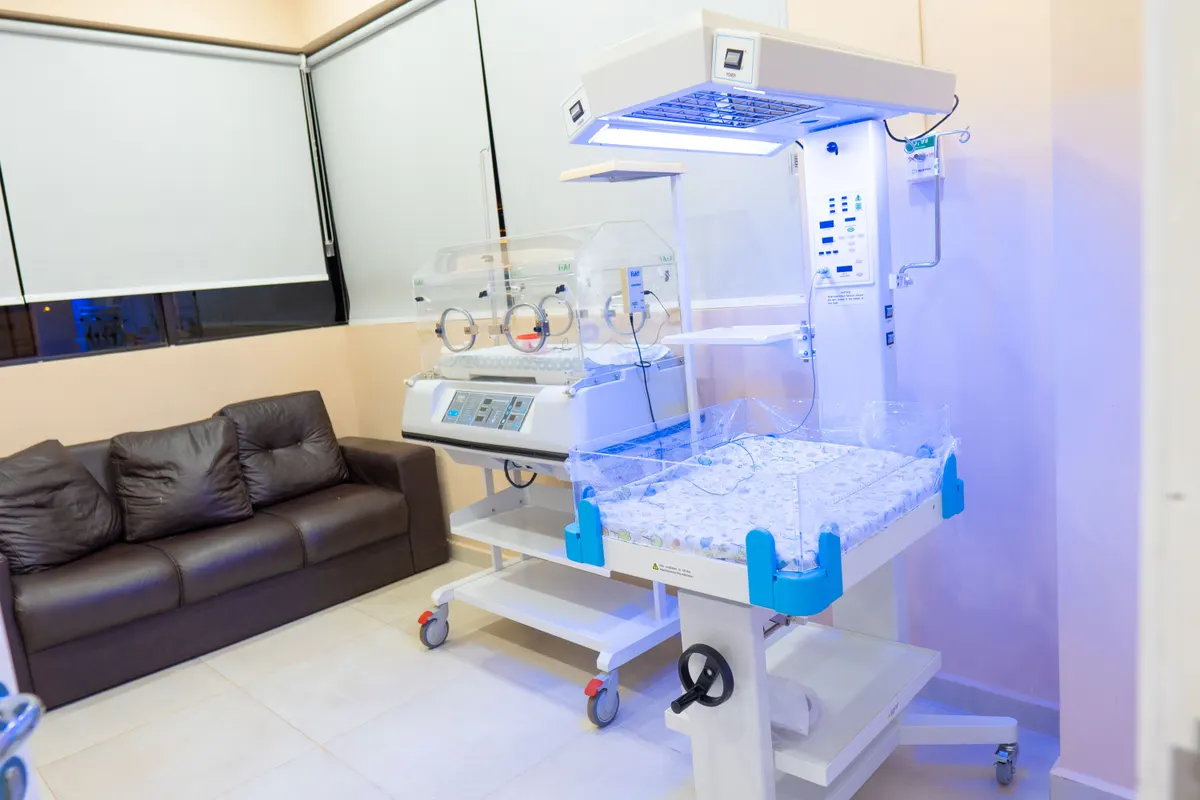 Sala de neonatología con incubadora y equipo de luminoterapia