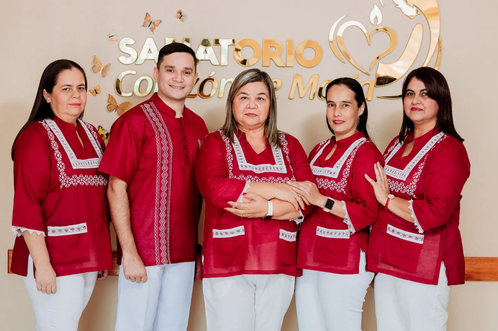El plantel de obstetricia del sanatorio, frente al logo de la recepción