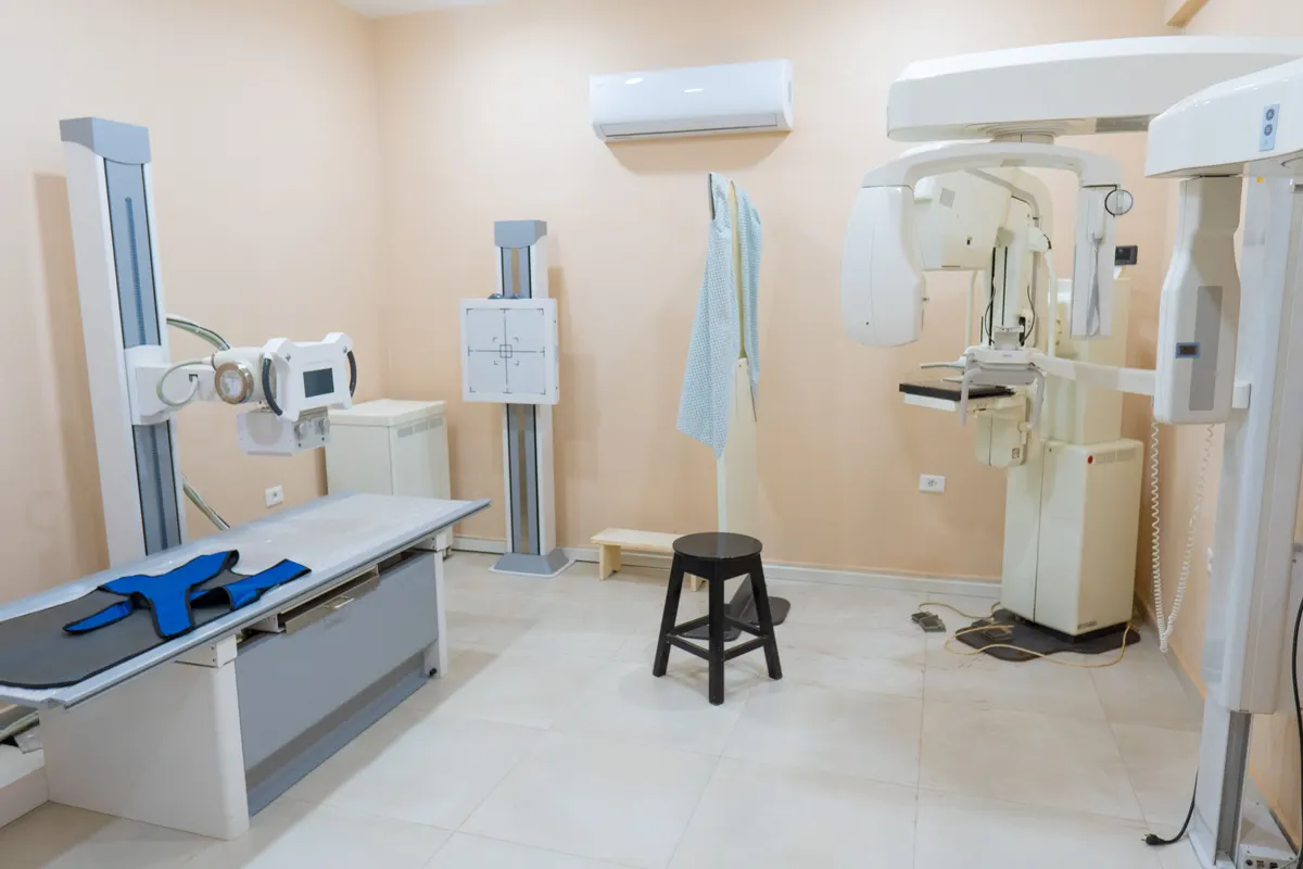 Sala de rayos X con equipo de mamografía y ortopantomógrafo