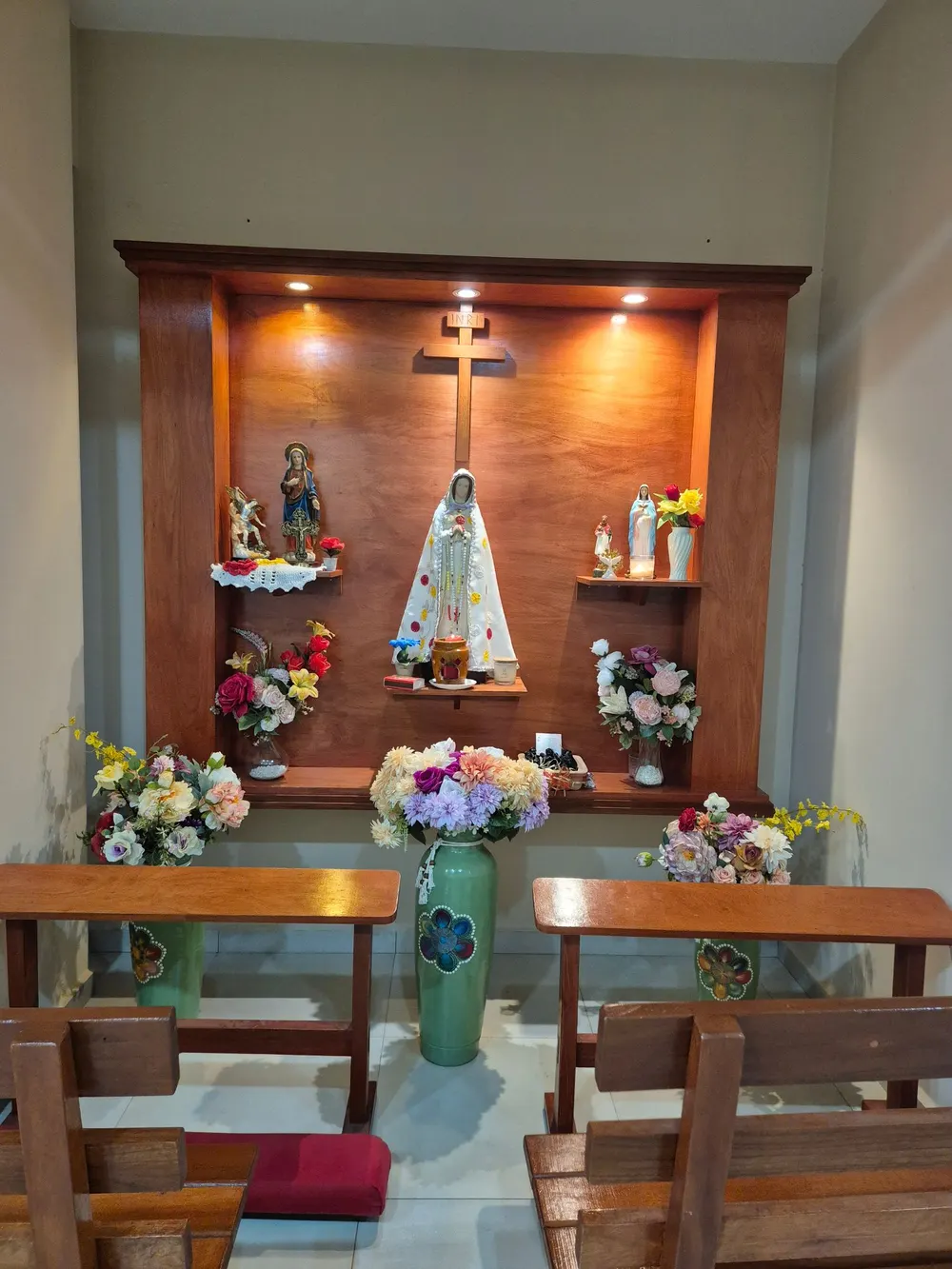 El santuario del sanatorio, con la imagen de la Virgen, flores y bancos de madera